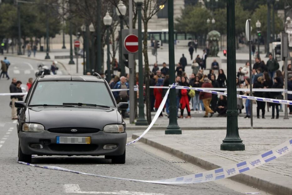 Carro lança pânico nos Aliados