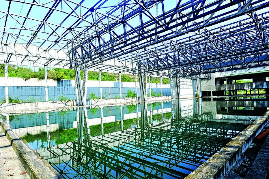 Estrutura de betão armado custou oito milhões, está ao abandono desde 2004 e vai ser transformado num multiusos    