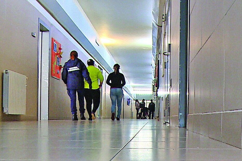 crianças, mães, crimes, menores, prisão, cadeia, cadeia de tires