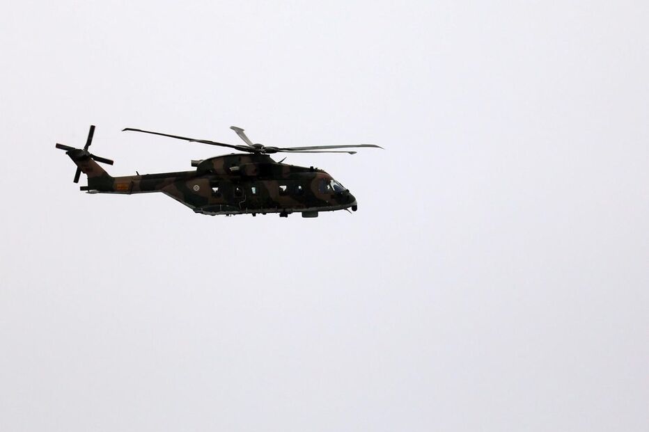 Tripulantes de navio encalhado no Tejo foram retirados de helicóptero