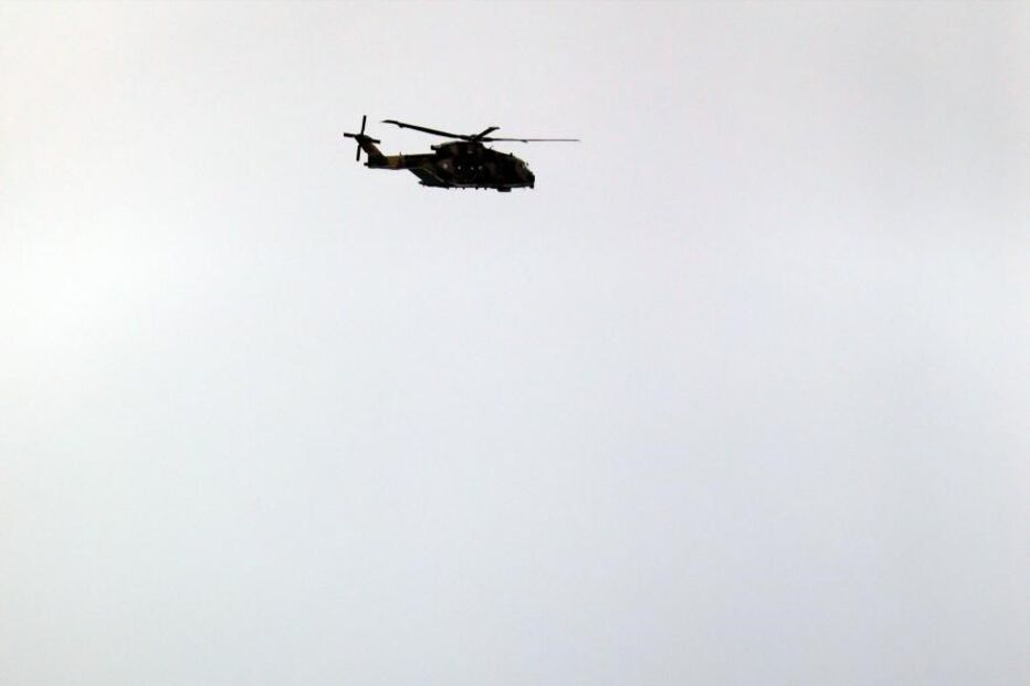 Tripulantes de navio encalhado no Tejo foram retirados de helicóptero