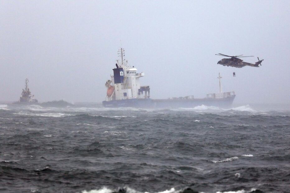 Tripulantes de navio encalhado no Tejo foram retirados de helicóptero