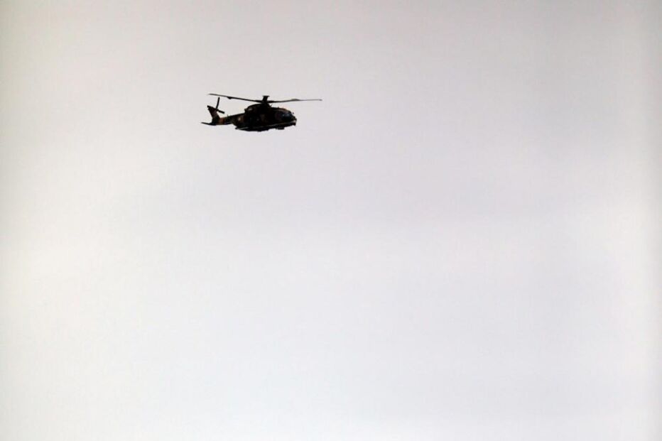 Tripulantes de navio encalhado no Tejo foram retirados de helicóptero