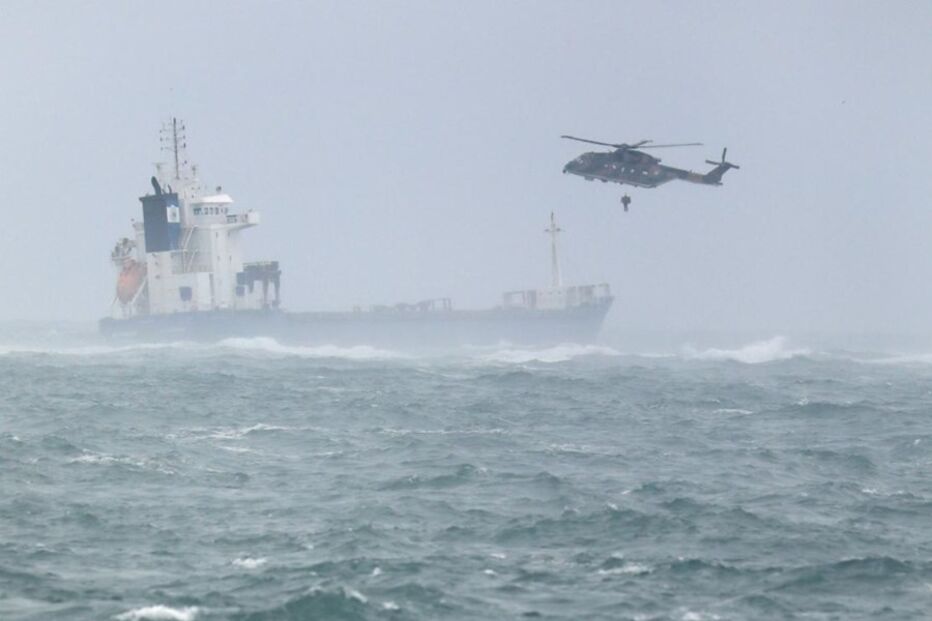 Tripulantes de navio encalhado no Tejo foram retirados de helicóptero