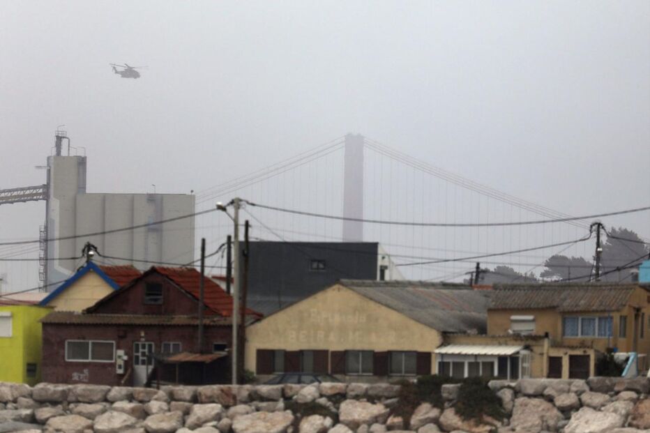 Tripulantes de navio encalhado no Tejo foram retirados de helicóptero