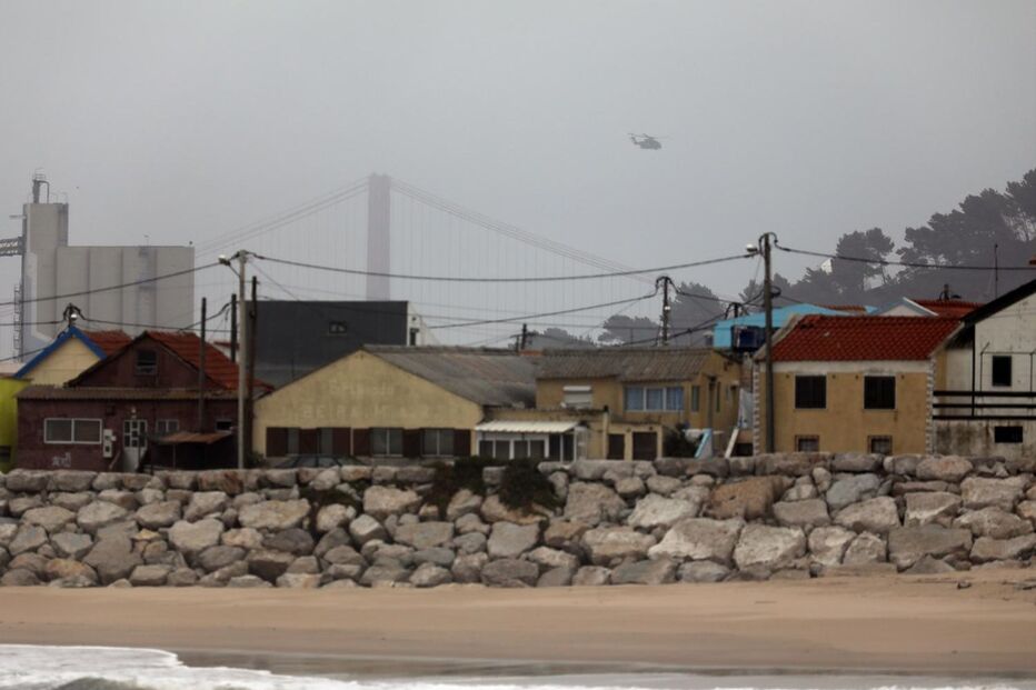 Tripulantes de navio encalhado no Tejo foram retirados de helicóptero