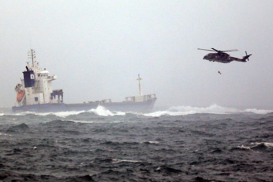 Tripulantes de navio encalhado no Tejo foram retirados de helicóptero