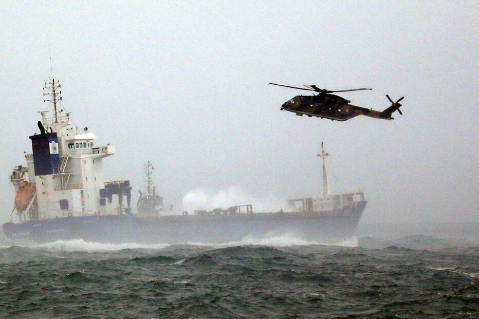 Tripulantes de navio encalhado no Tejo foram retirados de helicóptero