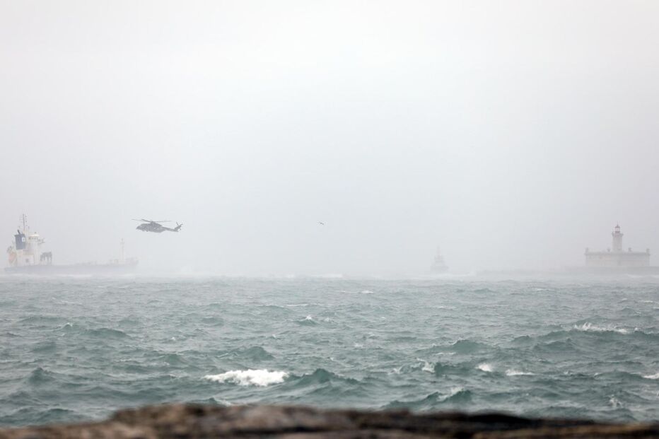 Tripulantes de navio encalhado no Tejo foram retirados de helicóptero
