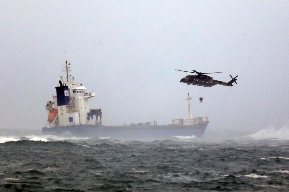 Tripulantes de navio encalhado no Tejo foram retirados de helicóptero