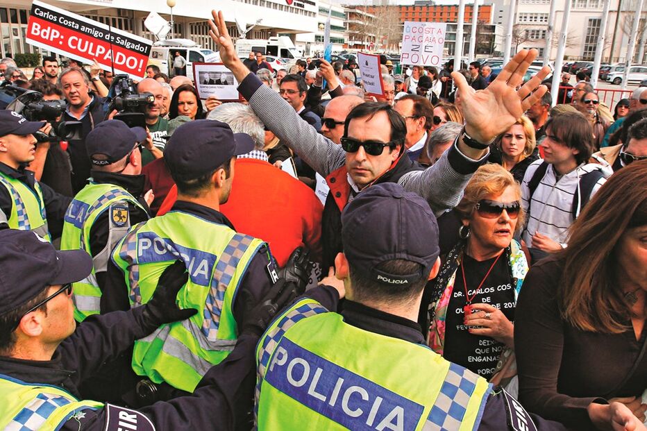 Os depositantes que compraram papel comercial aos balcões do BES serão indemnizados ainda este ano