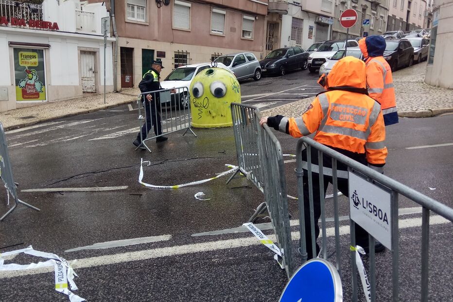 Mau tempo provoca abatimento do piso na rua de Angola, em Lisboa