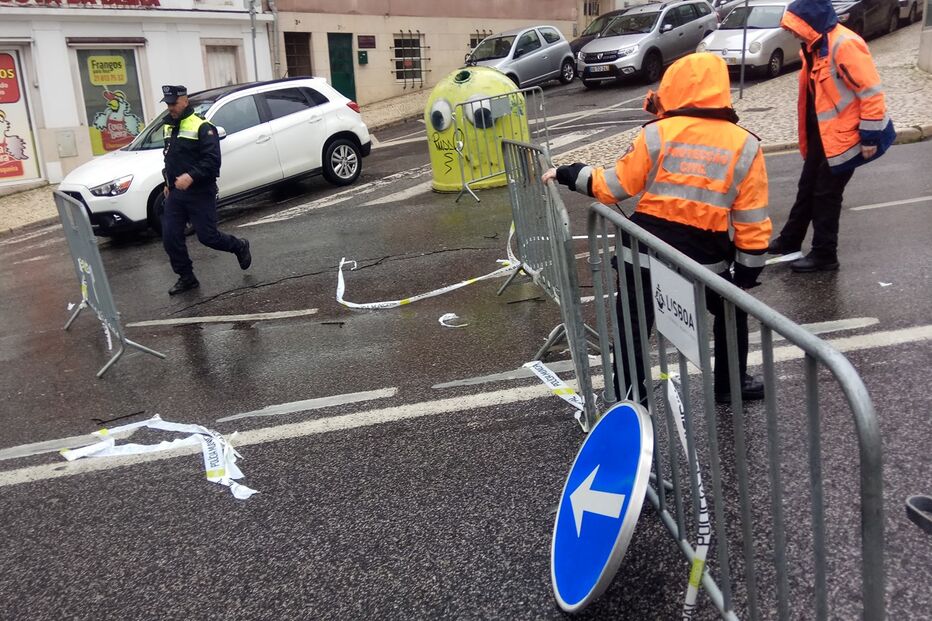 Mau tempo provoca abatimento do piso na rua de Angola, em Lisboa