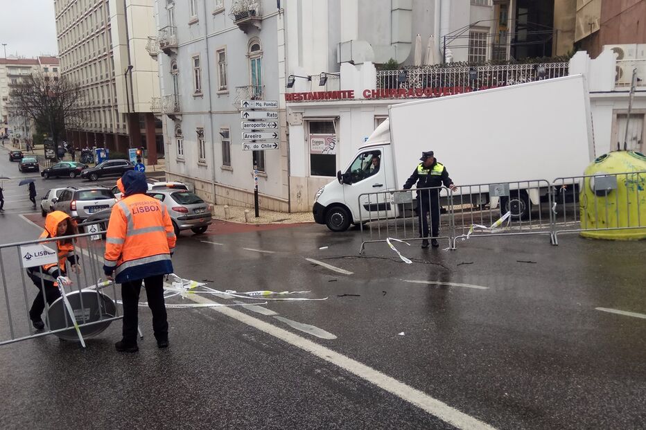 Mau tempo provoca abatimento do piso na rua de Angola, em Lisboa