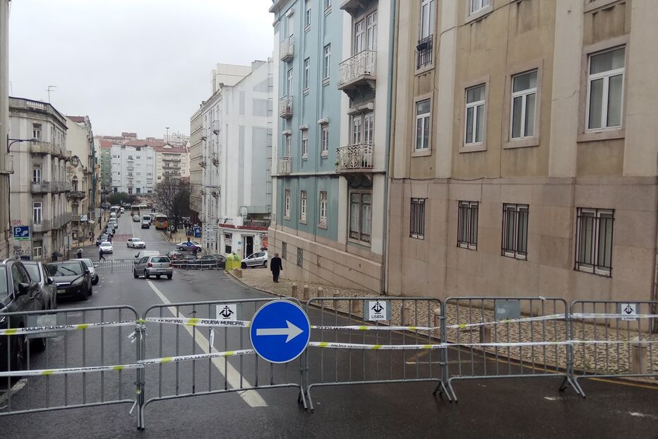 Mau tempo faz abater piso e corta rua no centro de Lisboa