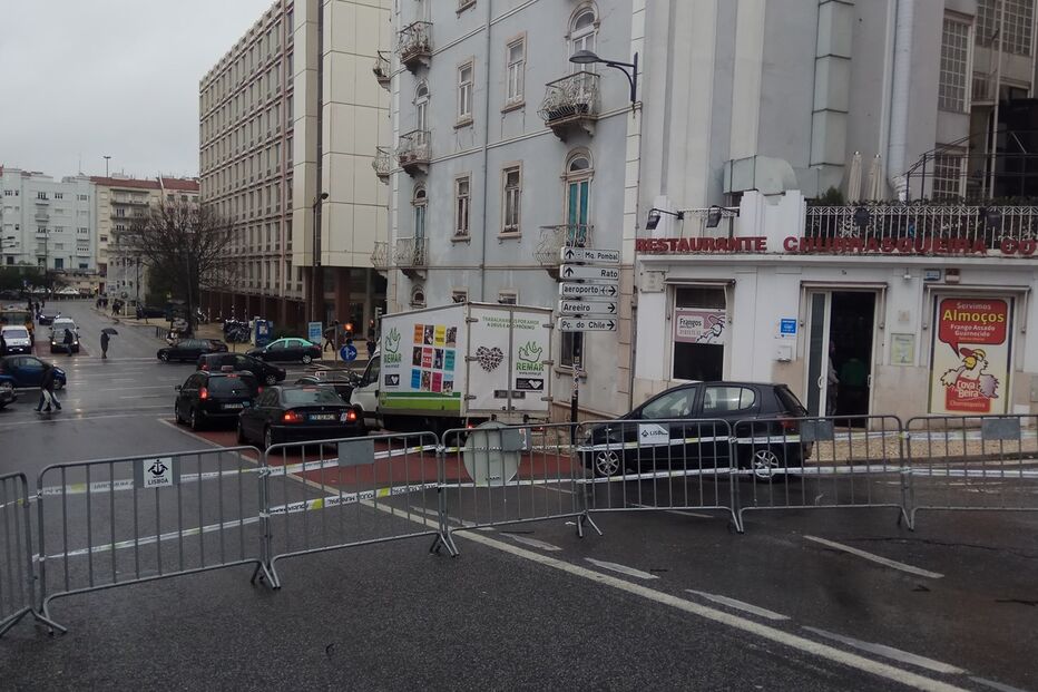 Mau tempo faz abater piso e corta rua no centro de Lisboa
