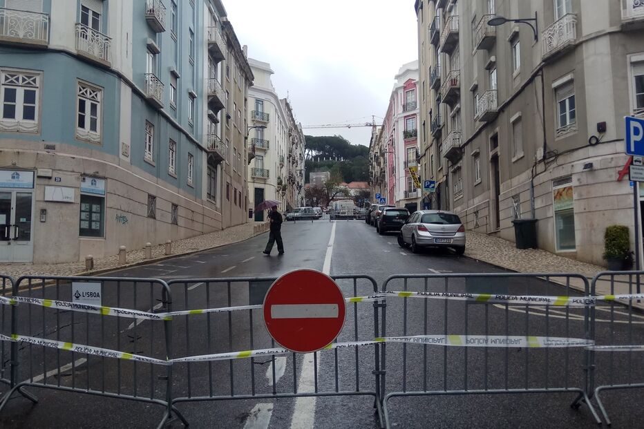 Mau tempo faz abater piso e corta rua no centro de Lisboa