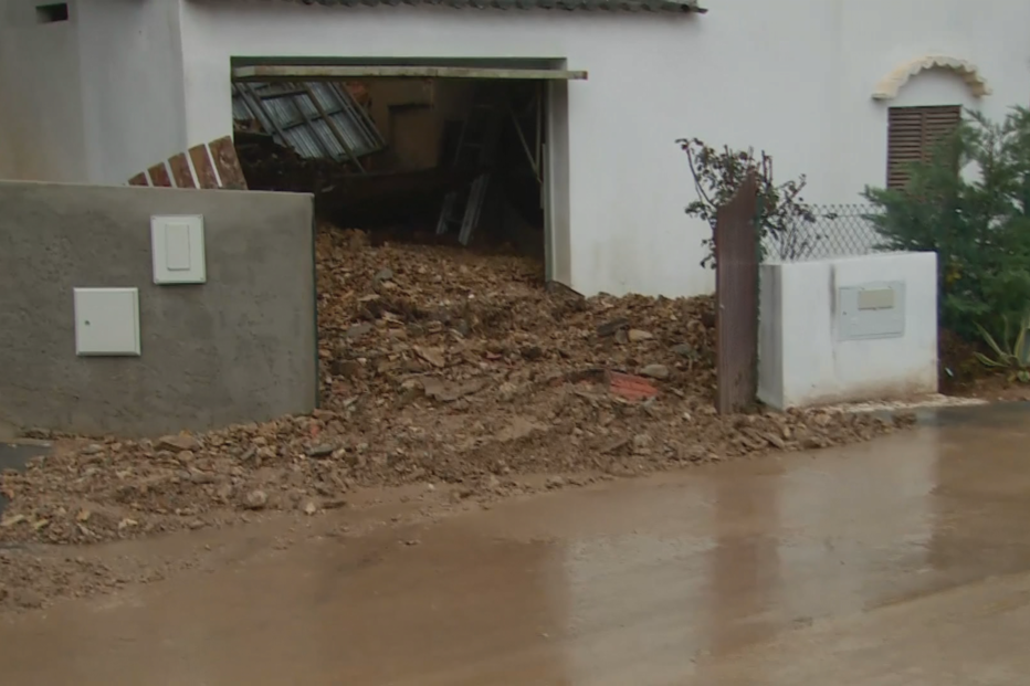 Cheias destroem casa em Ferreira do Zêzere 