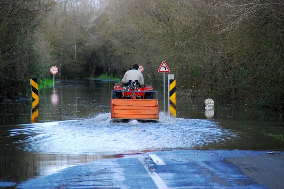 EN 365 inundada na zona de  Vale de Santarém, em 2014