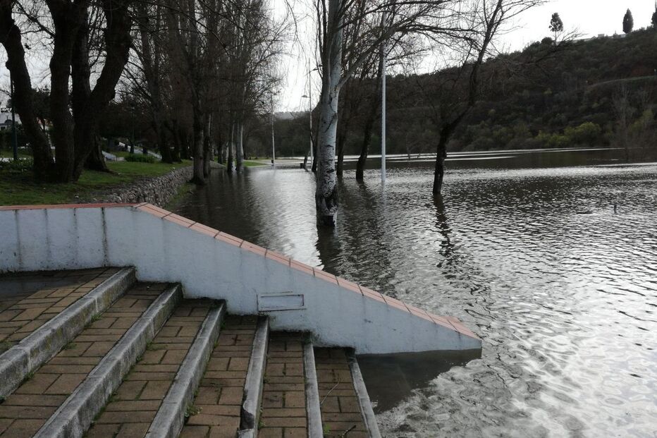 Zêzere galgou as margens de parque de estacionamento em Constância, perto da confluência com o Tejo