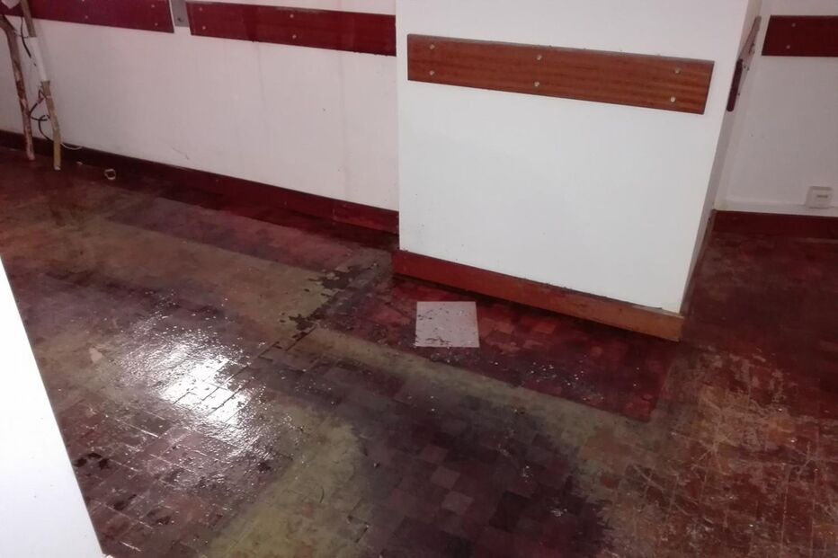 Inundação deixou tacos de madeira do chão de várias salas levantados e tectos falsos em queda iminente   