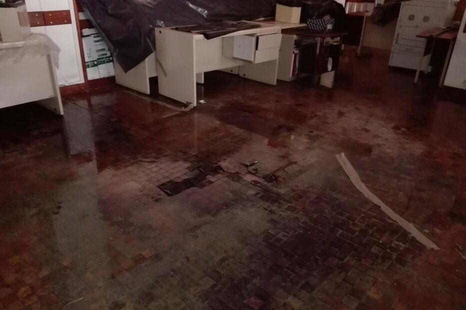 Inundação deixou tacos de madeira do chão de várias salas levantados e tectos falsos em queda iminente   