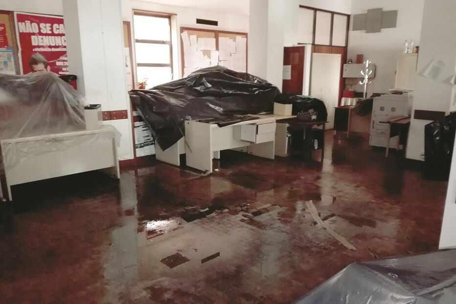 Inundação deixou tacos de madeira do chão de várias salas levantados e tectos falsos em queda iminente   