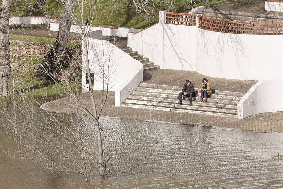 Parque de estacionamento junto à foz do Rio Zêzere, em Constância, ficou ontem submerso devido à subida do nível da água