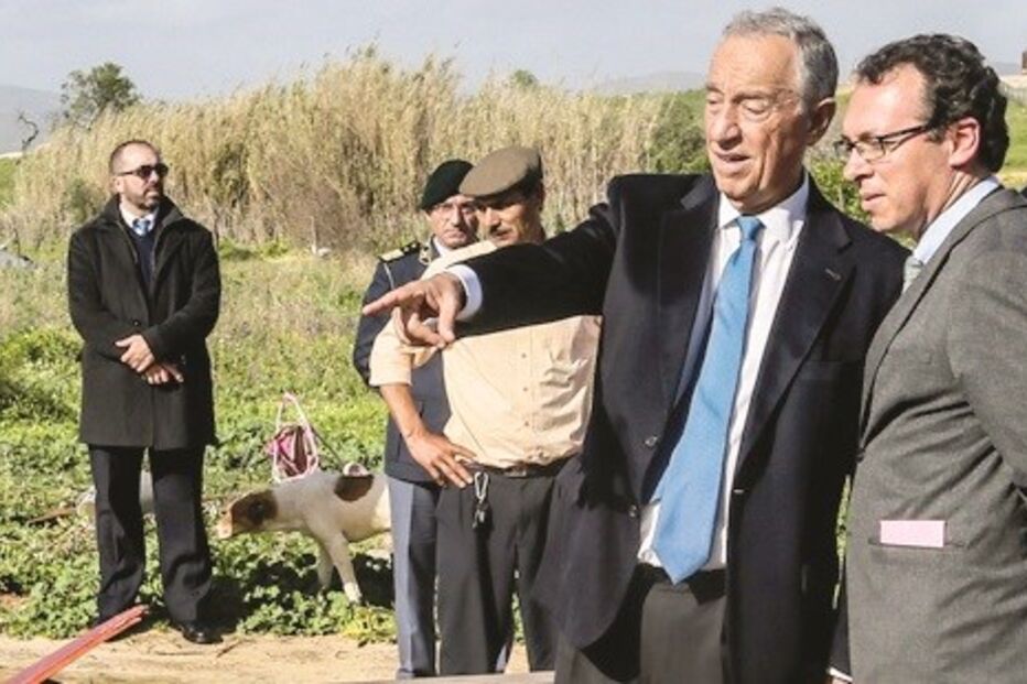 Marcelo Rebelo de Sousa visitou o acampamento de uma comunidade cigana de Faro, que foi destruído pela tempestade. Cerca de uma centena de pessoas está alojada no Pavilhão Municipal da Penha