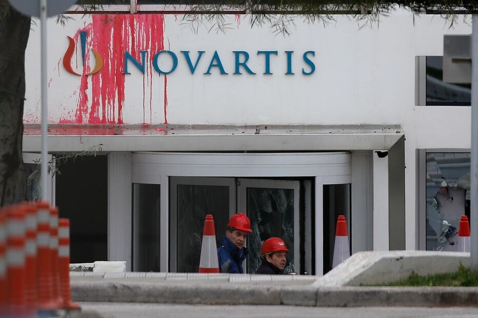 Edifício da Novartis em Atenas foi atacado com tinta
