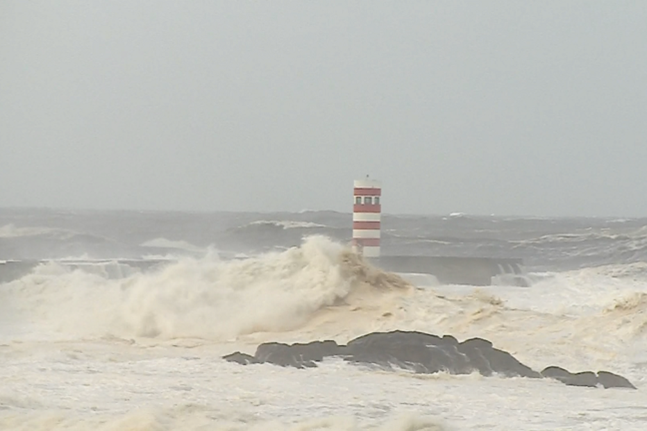 Ondas, mar agitado, Foz do Douro