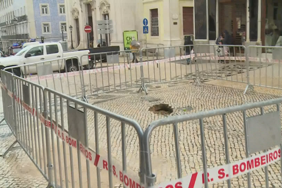 Abatimento de piso faz aparecer buraco no Chiado, em Lisboa
