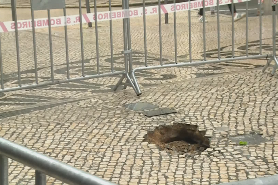 Abatimento de piso faz aparecer buraco no Chiado, em Lisboa