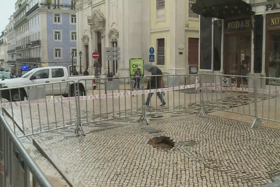 Abatimento de piso faz aparecer buraco no Chiado, em Lisboa