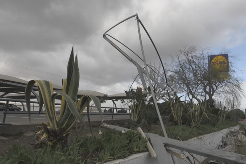 Vento derruba cobertura no Lidl de Beja