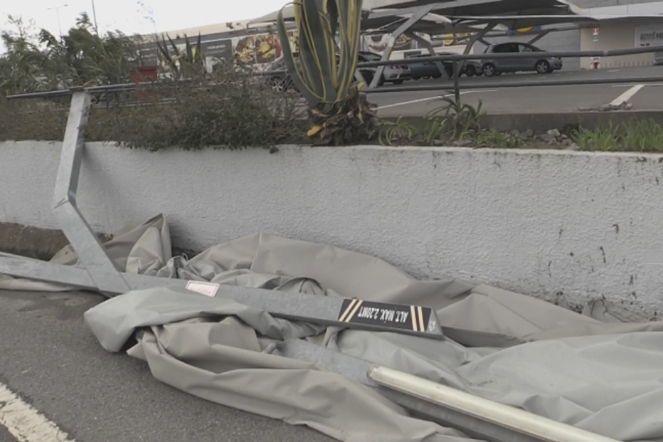 Vento derruba cobertura no Lidl de Beja