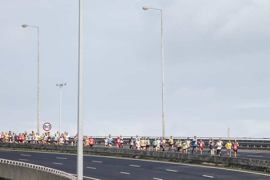 Corredores na meia maratona de Lisboa de 2018