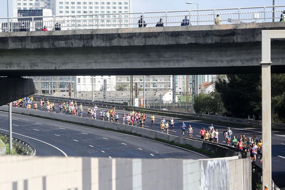 Corredores na meia maratona de Lisboa de 2018