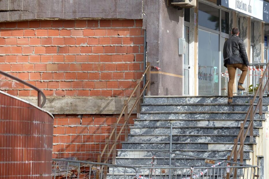 Fachada lateral de edifício nas Caldas da Rainha ruiu