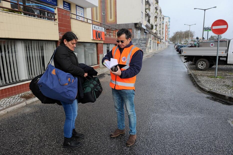 Fachada lateral de edifício nas Caldas da Rainha ruiu