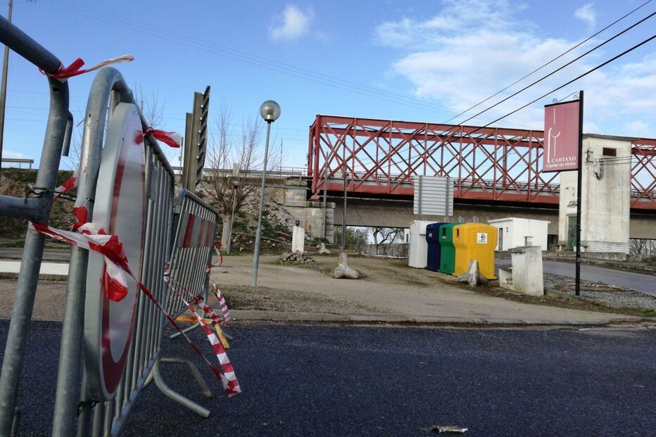 Encerrada ponte que liga Porto de Muge a Muge