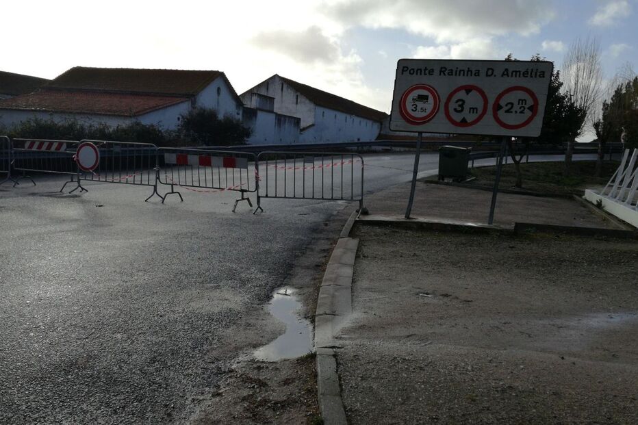 Encerrada ponte que liga Porto de Muge a Muge