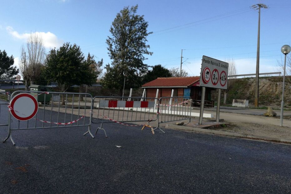 Encerrada ponte que liga Porto de Muge a Muge