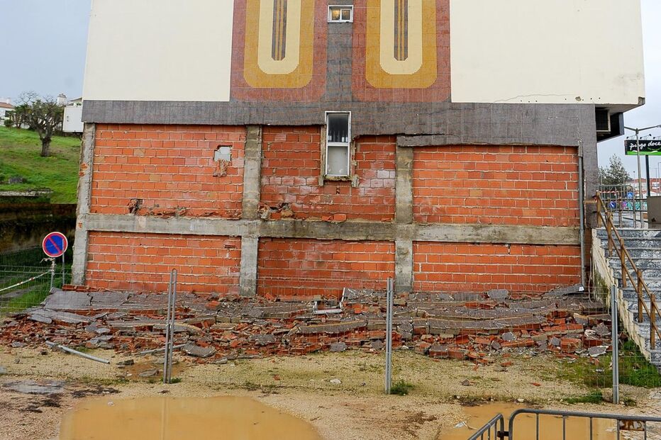 Moradores dizem que as obras de restauro deviam ter começado em fevereiro