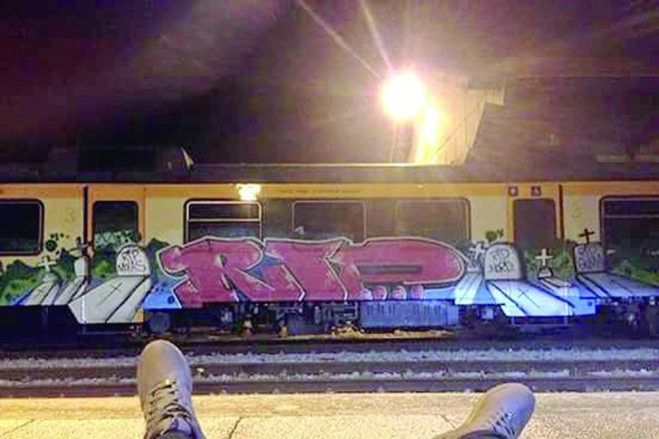 Pintura de pesar pelas três mortes na linha de comboio, com desenho de lápides alusivas às vítimas