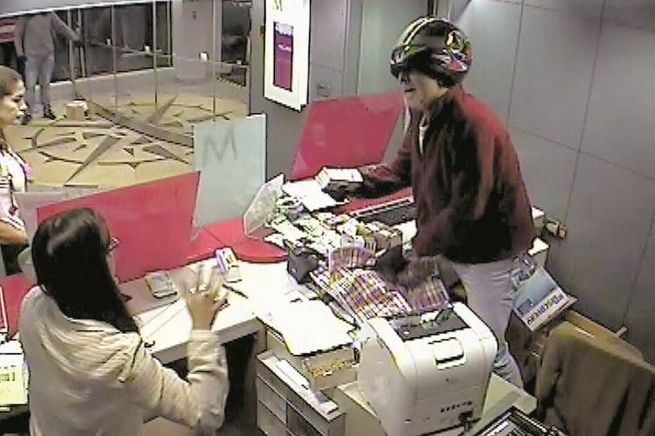 Assalto armado a balcão de dependência bancária na Ramada, Odivelas, com a funcionária em pânico. Gang usava pistolas, caçadeiras e mini uzi