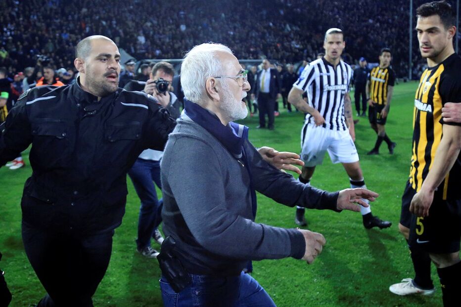 Ivan Savvidis, presidente do PAOK entra em campo armado