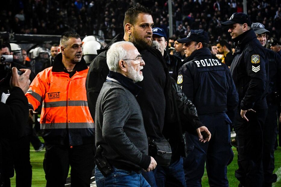 Ivan Savvidis, presidente do PAOK entra em campo armado