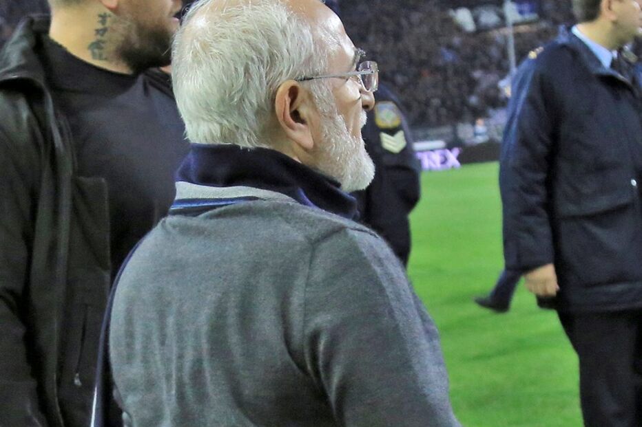 Ivan Savvidis, presidente do PAOK entra em campo armado