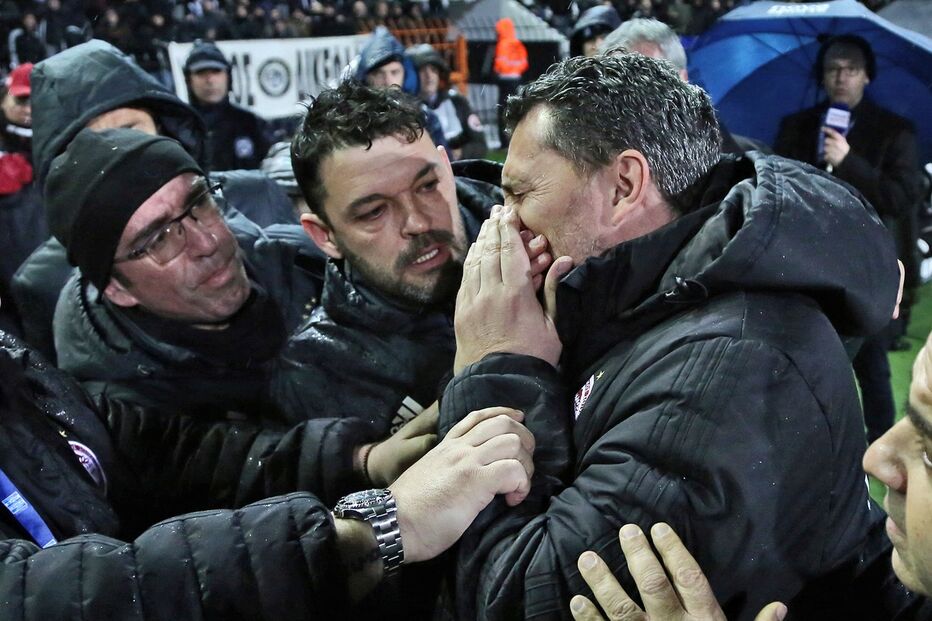 Desacatos durante jogo entre o PAOK e o AEK